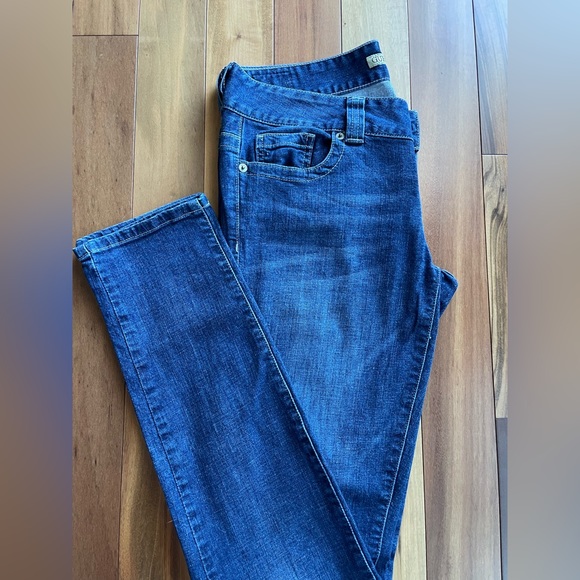 - Guess - Los Angeles - Picture 1 of 11